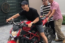 Công Phượng đi xe phân khối lớn, cố với chân chạm đất khiến fans bật cười