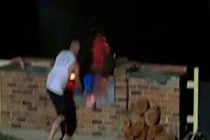 Video: Cái kết đau đớn của người đàn ông Úc nướng thịt ngoài sân 