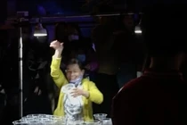 Cô bán trà tắc: Khoảnh khắc đáng yêu "quẩy" theo nhạc countdown