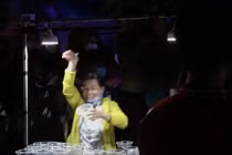 Cô bán trà tắc: Khoảnh khắc đáng yêu "quẩy" theo nhạc countdown