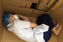 Chống COVID-19: Nữ điều dưỡng Đà Nẵng nằm ngủ trên tấm bìa carton