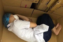 Chống COVID-19: Nữ điều dưỡng Đà Nẵng nằm ngủ trên tấm bìa carton