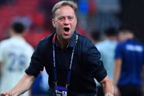 Lộ diện đội bóng V-League đang “nhắm” HLV từng đánh bại thầy Park 