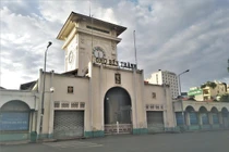 Nhìn gần các chợ nổi tiếng của TPHCM 'cửa đóng then cài' mùa COVID-19