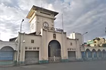 Nhìn gần các chợ nổi tiếng của TPHCM 'cửa đóng then cài' mùa COVID-19