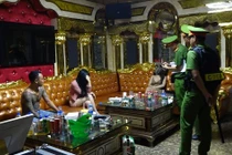 200 cán bộ, chiến sĩ đột kích hang ổ ăn chơi - karaoke Thiên Đường II