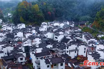 Ngắm kiến trúc cổ bên trong ngôi làng tròn nhất thế giới