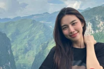 Thót tim khi Thùy Tiên bị té xuống vực trong chuyến đi Hà Giang 