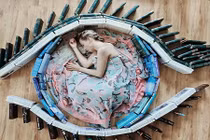 Cô gái gây sốt mạng nhờ chụp ảnh sáng tạo với hàng trăm cuốn sách