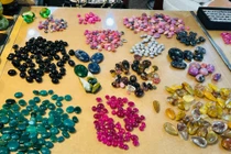 Bên trong phiên chợ đá quý bày bán như rau tại Việt Nam 