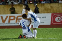 Trụ hạng thành công, HLV HAGL hết lời khen Minh Vương