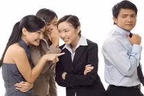 Vợ hồn nhiên buôn chuyện chồng… yếu sinh lý với đồng nghiệp 