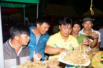 Hình ảnh chợ sâm Ngọc Linh độc nhất ở Quảng Nam