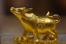 Trâu vàng 9999 tràn ngập thị trường trước ngày vía Thần Tài