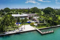 Choáng váng độ giàu có trong ngôi làng có máy bay tuần tra 24/7