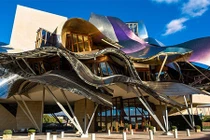 Ngỡ ngàng 10 tòa nhà méo mó tưởng chỉ có trong phim