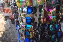 Bất ngờ với “hàng hiệu” giá bèo trên vỉa hè Việt Nam