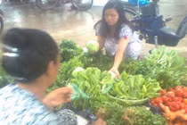 Rau xanh tăng giá gấp 2 -3 lần sau mưa bão