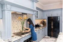 Căn bếp sang chảnh như khách sạn của vợ chồng Đăng Khôi