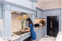 Căn bếp sang chảnh như khách sạn của vợ chồng Đăng Khôi