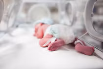 Cụ bà U80 chỉ có một lá phổi hạ sinh bé gái nặng 600 gram