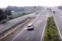 Ô tô mất lái lao qua dải phân cách, đâm trúng xe chạy ngược chiều 