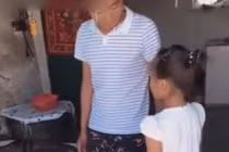 Con gái luộc vịt, khi mở vung ông bố “đứng hình” vì cảnh tượng trước mắt