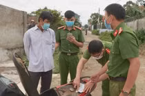 Bỏ ma túy vào xe máy chồng cũ rồi báo công an