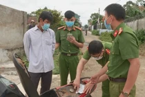 Bỏ ma túy vào xe máy chồng cũ rồi báo công an