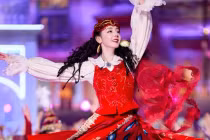 Địch Lệ Nhiệt Ba múa vũ điệu Tân Cương dưới thời tiết -2 độ