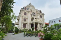 Choáng váng lâu đài dát vàng xây 10 năm của đại gia Nam Định 