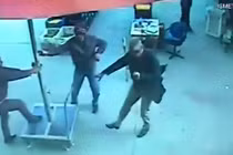 Người đàn ông bay lên không trung theo cách không ngờ 