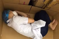 Đà Nẵng nói gì về hình ảnh nữ điều dưỡng ngủ trên bìa carton?