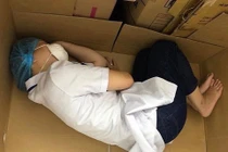 Đà Nẵng nói gì về hình ảnh nữ điều dưỡng ngủ trên bìa carton?