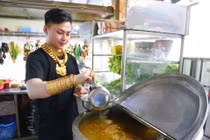 Ông chủ đeo 70 cây vàng đứng bán lẩu gây sốt là ai?