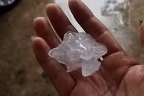 Chiều 30 Tết, mưa đá xuất hiện tại nhiều nơi 