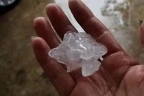 Chiều 30 Tết, mưa đá xuất hiện tại nhiều nơi 