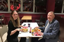 Câu chuyện đằng sau buổi hẹn của nữ 9X và ông lão 86 tuổi