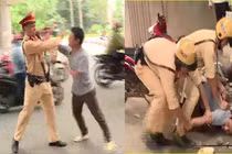 Say rượu, đánh CSGT cứu bạn nhậu vi phạm giao thông ở Hà Nội