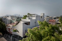  Nhà phố ấn tượng với mặt tiền khoét sâu giữa lòng đô thị