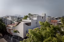  Nhà phố ấn tượng với mặt tiền khoét sâu giữa lòng đô thị