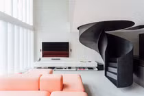 Căn hộ độc đáo với cầu thang lơ lửng