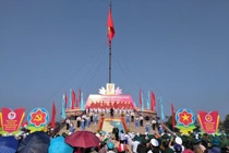Long trọng Lễ thượng cờ Thống nhất non sông bên dòng Bến Hải