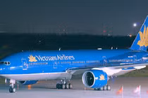 Máy bay Vietnam Airlines hạ cánh khẩn để cứu hành khách co giật