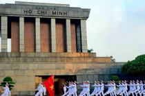 Lễ chào cờ thiêng liêng trước Lăng Bác được chiến sĩ Tiêu binh thực hiện thế nào?