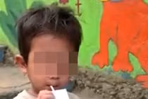 Rơi nước mắt hình ảnh bé trai đến lớp đói run người 