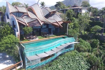 Đẹp hút mắt nhà mái sóng cheo leo trên vách đá 