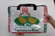 Túi xách “cám con cò” có giá 800.000 đồng ở Nhật