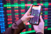 Chứng khoán trong nước bứt phá gần 15 điểm