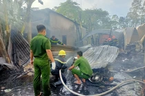 Nghịch tử phóng hỏa đốt nhà cha mẹ ruột